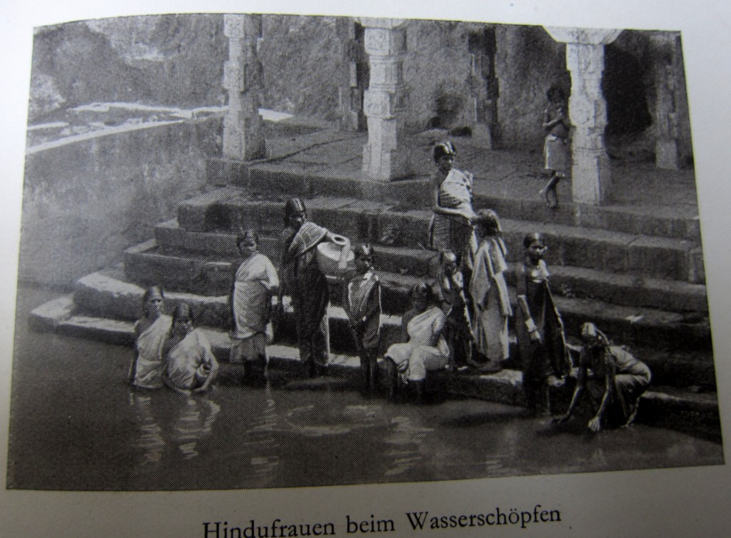 Hindufrauen beim Wasserschöpfen