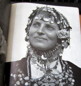 Frau mit Kopfschmuck - Bulgarien